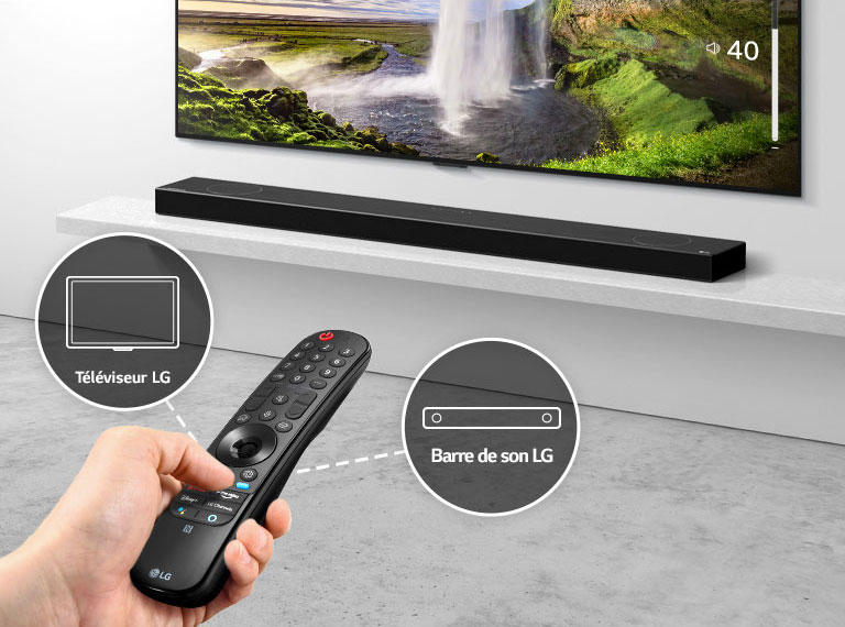 On peut voir une télécommande dans la main d’une personne, commandant le téléviseur et la barre de son à l’arrière. On peut voir des icônes de téléviseur et de barre de son LG.