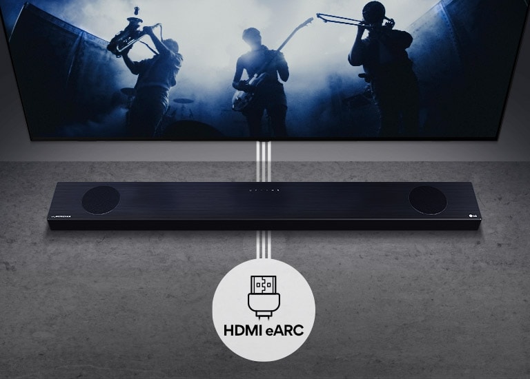 Le téléviseur est fixé au mur. Le téléviseur montre un groupe en silhouette noire. La barre de son LG est juste en dessous du téléviseur sur une étagère grise. On peut voir une icône HDMI eARC sous la barre de son.