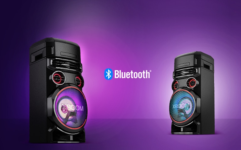 Deux enceintes LG XBOOM se faisant face à des angles en diagonale sur fond violet avec le logo Bluetooth au milieu.