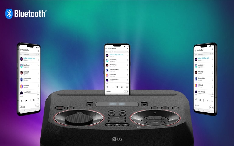 Un smartphone est posé sur l’enceinte LG XBOOM et deux autres appareils similaires encadrent l’enceinte. Le logo Bluetooth est situé en haut à gauche de l’image.