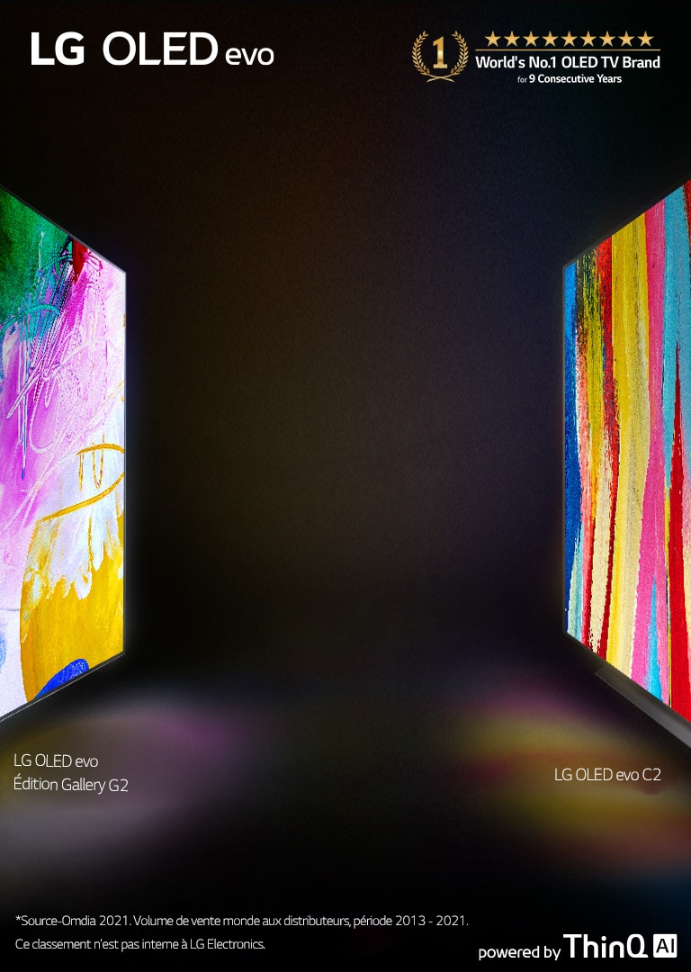 Vue latérale du LG OLED C2 et du LG OLED G2 édition Gallery face à face dans une pièce sombre avec des œuvres d’art brillantes et colorées sur leurs écrans.  