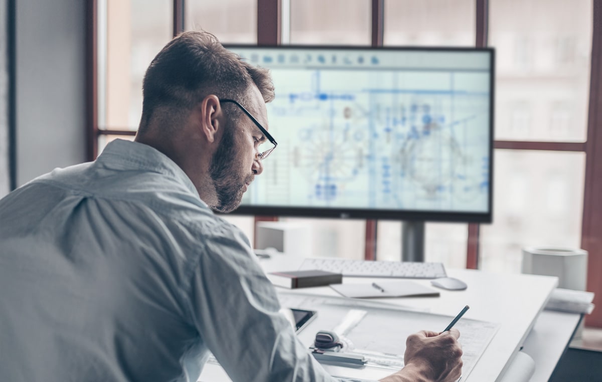 Scène d'un architecte avec le moniteur Ergo
