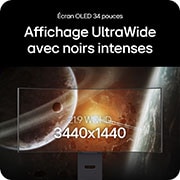Moniteur LG 34GX900A en tant que LG UltraGear OLED est placé au centre d'un bureau de jeu premium avec vue sur la ville, offrant une immersion de jeu ultime avec son écran UltraWide.