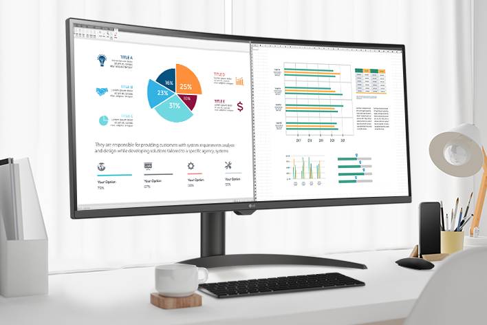 Sur la table, on voit un Smart Monitor, qui diffuse un document de bureau à domicile sur lequel on travaille. Sur la gauche du moniteur, on voit une tasse avec une anse et, sur la droite, on voit un téléphone portable, un porte-crayon et un support.