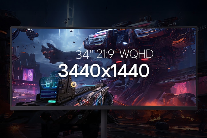 Un moniteur WQHD 21:9 de 34 pouces diffusant une scène de bataille futuriste avec des machines robotiques géantes dans une ville de science-fiction.
