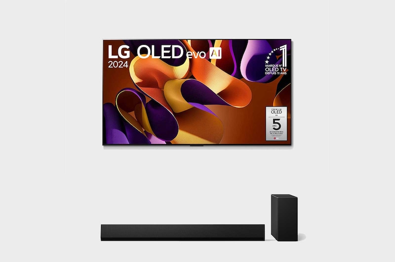 Vue de face avec la TV OLED evo LG, OLED G4, emblème OLED numéro 1 dans le monde pendant 11 ans et logo de la garantie de panneau de 5 ans à l’écran.