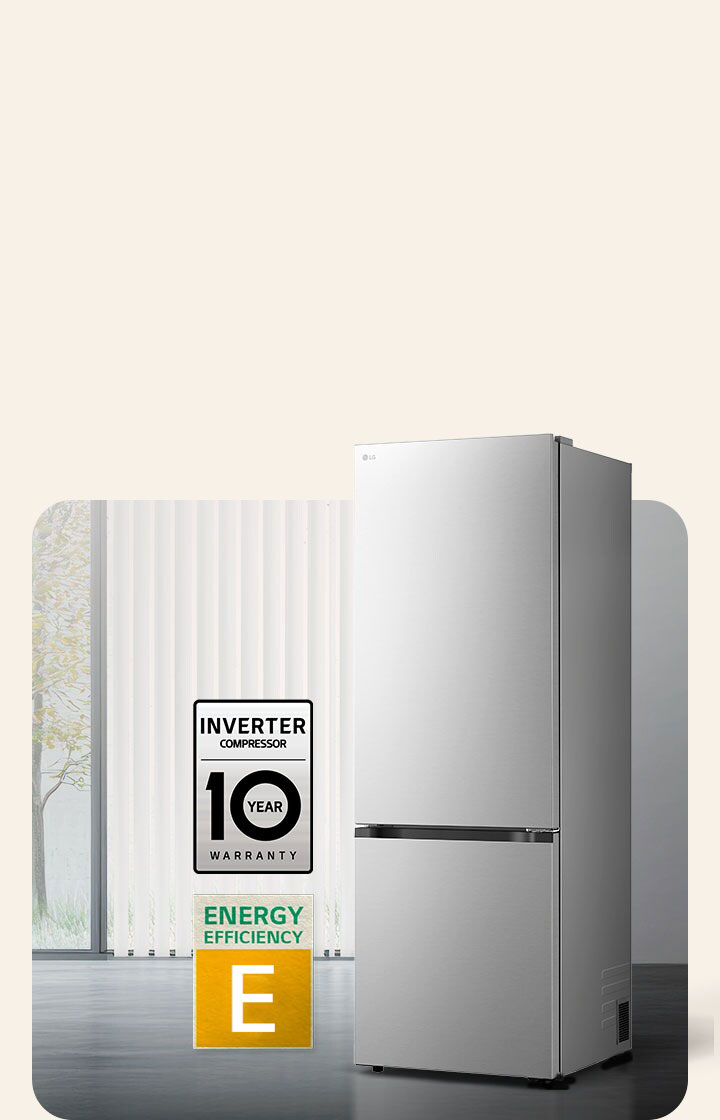 Le congélateur bas LG (gbbs726cpy) noir mat vu de face dans une pièce lumineuse avec stores verticaux, avec une garantie compresseur de 10 ans et des icônes d’efficacité énergétique A ci-dessous