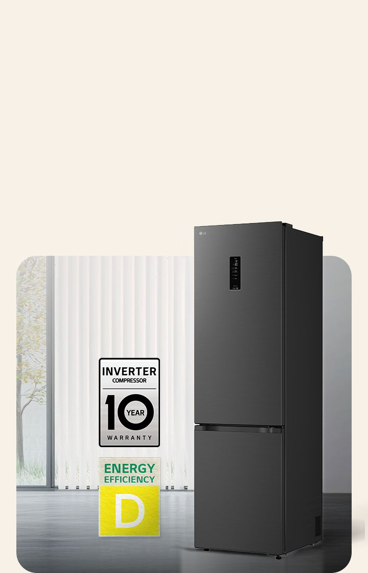 Le congélateur bas LG (gbbs726cpy) noir mat vu de face dans une pièce lumineuse avec stores verticaux, avec une garantie compresseur de 10 ans et des icônes d’efficacité énergétique A ci-dessous