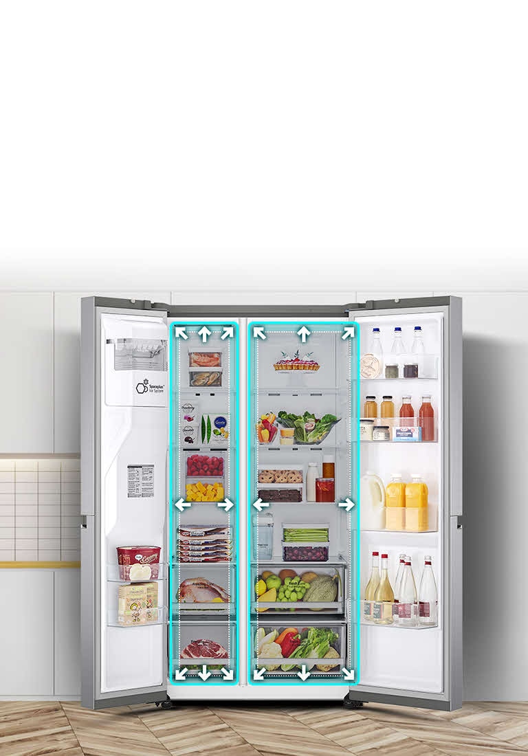 Réfrigérateur LG ouvert montrant des aliments frais et boissons organisés, avec deux portes dans une cuisine moderne.