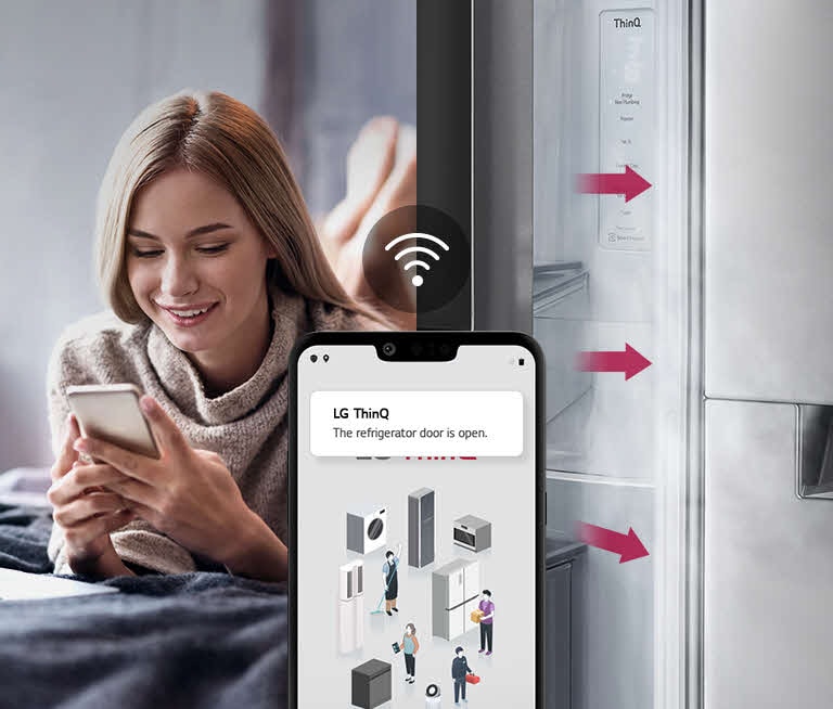 Femme allongée sur le lit, vérifie l'application LG ThinQ sur téléphone, avec un frigo LG en arrière-plan.