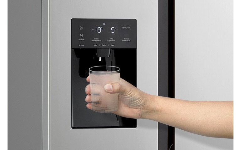 Le sujet obtient de l'eau filtrée par le distributeur