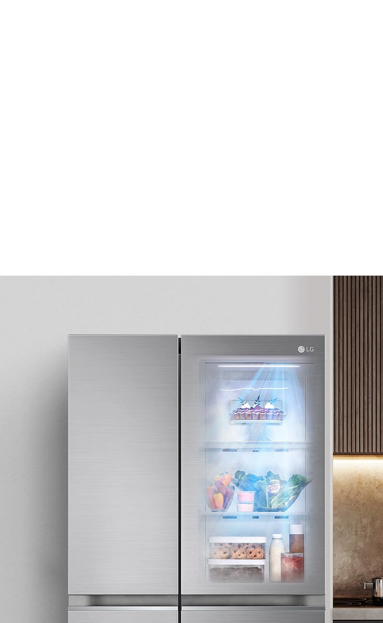 Vue de face d’un réfrigérateur InstaView noir avec lumière à l’intérieur. Le contenu du réfrigérateur est visible à travers la porte InstaView. Des rayons de lumière bleue éclairent le contenu de la fonction DoorCooling.
