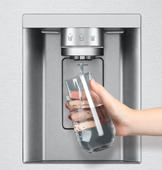 Une personne prend de l’eau du distributeur du réfrigérateur dans un verre