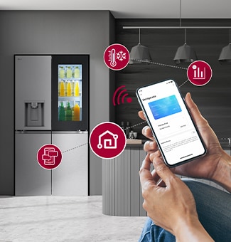 Intérieur de cuisine moderne avec le réfrigérateur InstaView