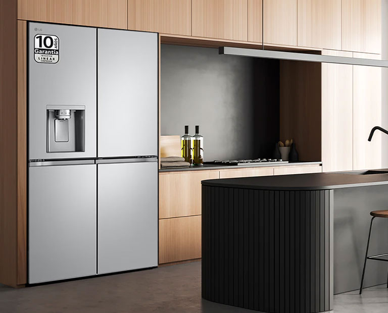 Intérieur de cuisine moderne avec le réfrigérateur InstaView