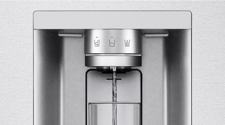 Une vidéo commence par un zoom sur le distributeur d’eau. L’extérieur du réfrigérateur devient clair et l’intérieur de la porte ainsi que les pièces mécaniques de la buse du distributeur peuvent alors être vus. La vidéo zoome davantage pour montrer les gouttelettes d’eau lorsqu’elles tombent à travers la partie UVnano de la buse, ce qui élimine les bactéries. La vue effectue un zoom arrière pour voir à nouveau l’extérieur du réfrigérateur pendant que l’eau est distribuée dans un verre.