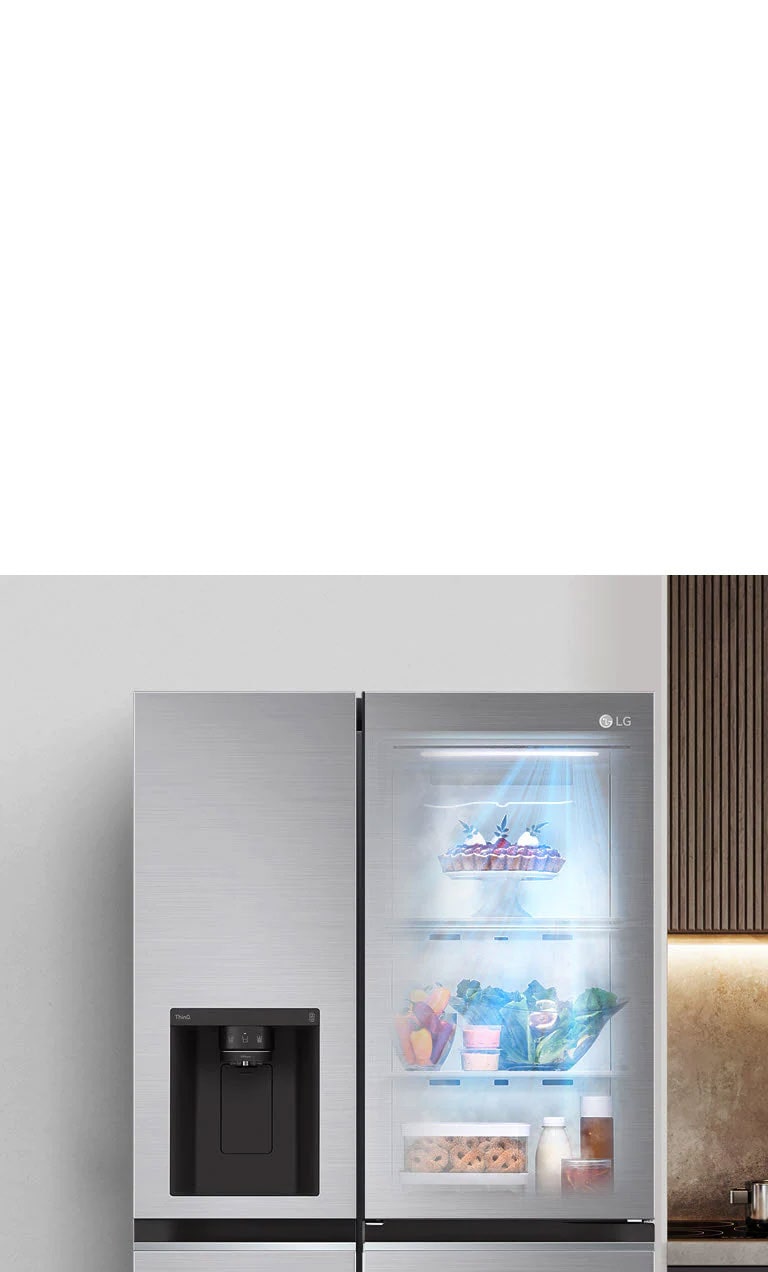 Vue de face d’un réfrigérateur InstaView noir avec lumière à l’intérieur. Le contenu du réfrigérateur est visible à travers la porte InstaView. Des rayons de lumière bleue éclairent le contenu de la fonction DoorCooling.