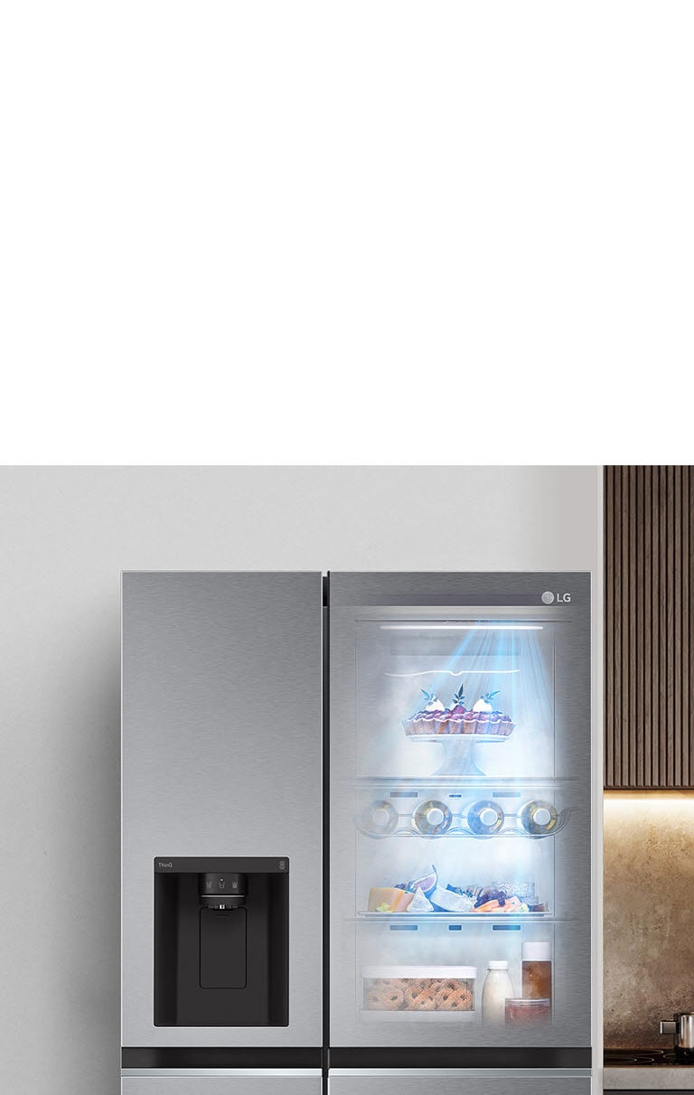 Vue de face d’un réfrigérateur InstaView noir avec lumière à l’intérieur. Le contenu du réfrigérateur est visible à travers la porte InstaView. Des rayons de lumière bleue éclairent le contenu de la fonction DoorCooling.