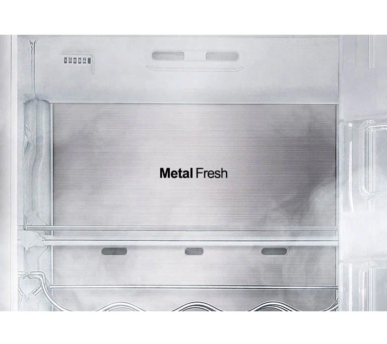 Intérieur d'un réfrigérateur LG avec technologie Metal Fresh, panneau métallique argenté à droite.