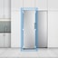 La vue avant du réfrigérateur est représentée dans une cuisine. Un carré bleu sur le bord du réfrigérateur et des flèches soulignent la façon dont il s'intègre parfaitement dans une cuisine standard.