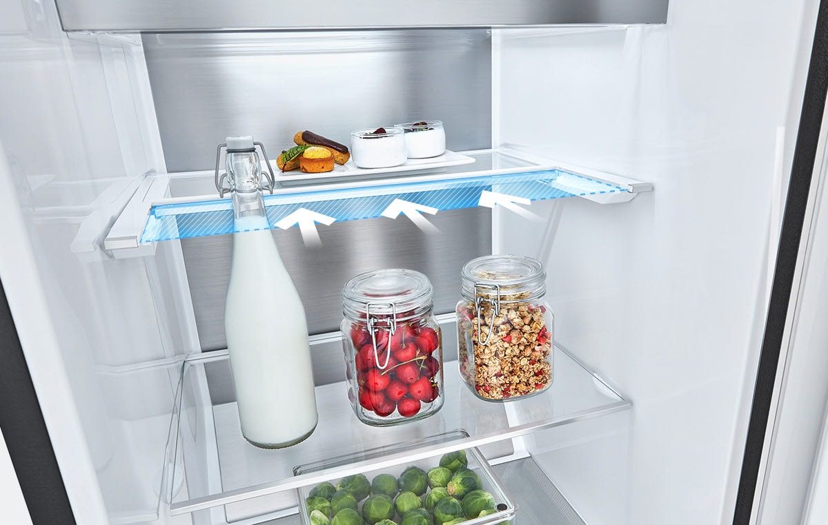 Des aliments dans des bocaux sont placés sur l'étagère à l'intérieur du réfrigérateur et une bouteille est trop haute. Une ligne bleue et des flèches indiquent que l'étagère supérieure peut être rétractée pour offrir plus de hauteur.
