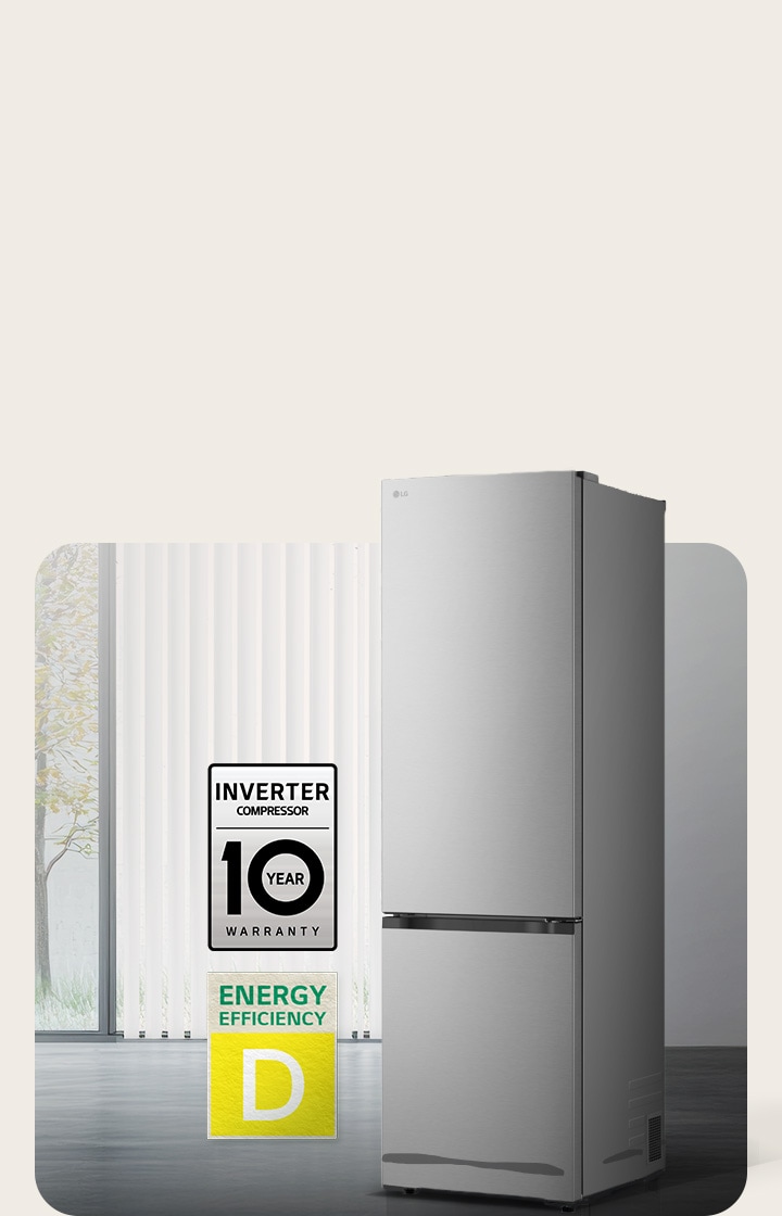 Le congélateur bas LG (gbbs726cpy) noir mat vu de face dans une pièce lumineuse avec stores verticaux, avec une garantie compresseur de 10 ans et des icônes d’efficacité énergétique A ci-dessous