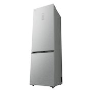 Réfrigérateur congélateur LG (gbbsj20dpy) intégré dans une armoire marron foncé avec fenêtre et canapé à gauche et évier à droite