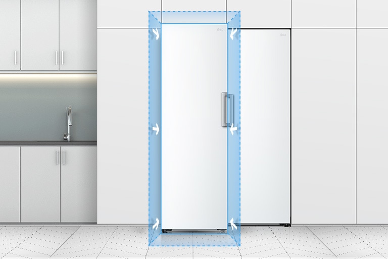 Des aliments dans des bocaux sont placés sur l'étagère à l'intérieur du réfrigérateur et une bouteille est trop haute. Une ligne bleue et des flèches indiquent que l'étagère supérieure peut être rétractée pour offrir plus de hauteur.