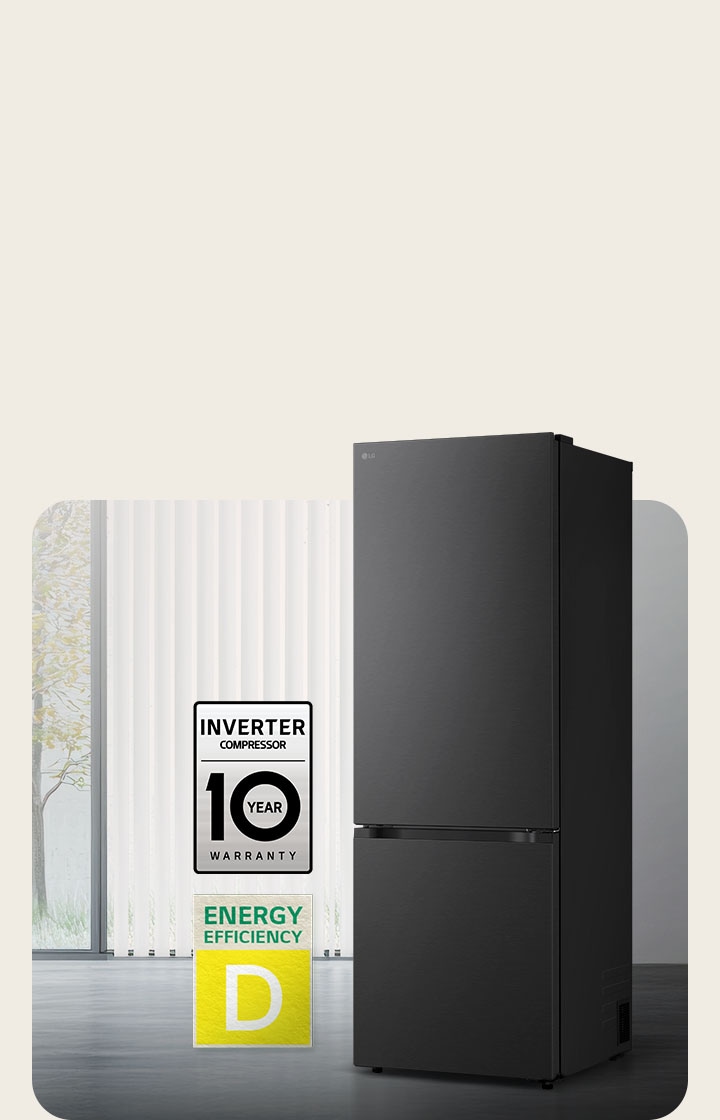 Le congélateur bas LG (GBBW726AEV) noir mat vu de face dans une pièce lumineuse avec stores verticaux, avec une garantie compresseur de 10 ans et des icônes d’efficacité énergétique A ci-dessous