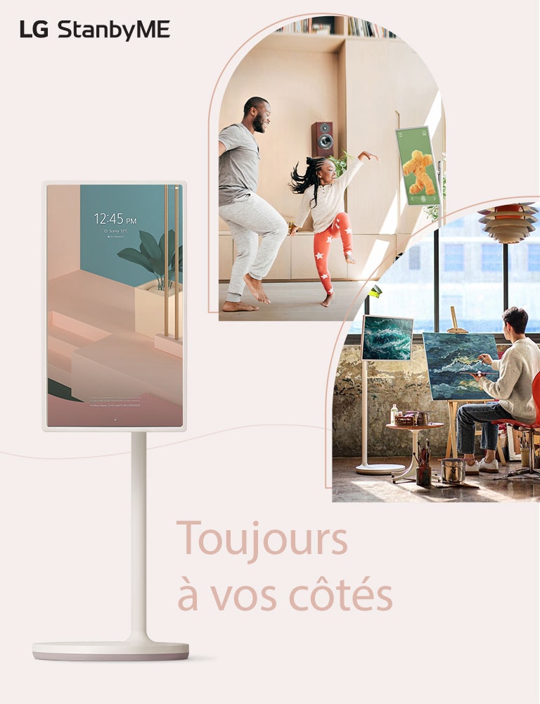Le téléviseur est placé près du texte « Toujours à vos côtés ». Le texte est écrit en rose foncé. On voit deux images de style de vie en intérieur recadrées par des lignes courbes : l’une montre le téléviseur placé dans une salle d’étude et l’autre dans un salon. Le logo LG StanbyME est placé dans le coin supérieur droit pour les ordinateurs de bureau, et dans le coin supérieur gauche pour les appareils mobiles.