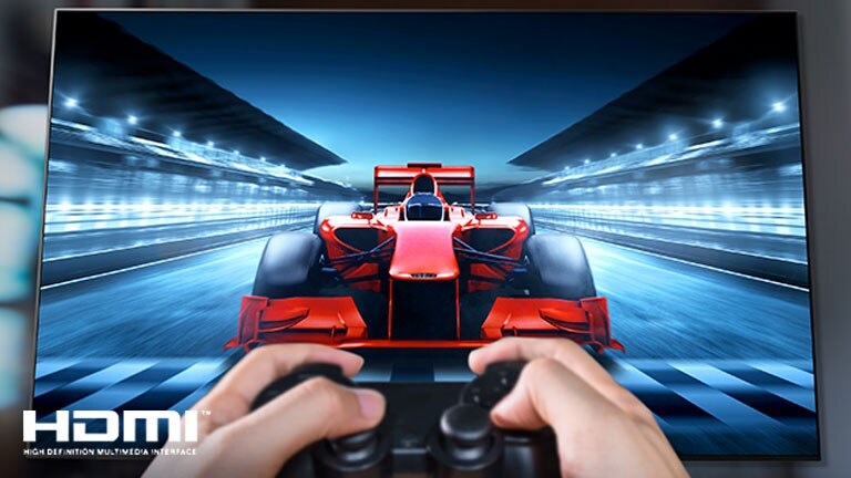 Un gros plan sur le joueur qui joue à un jeu de course sur un écran TV