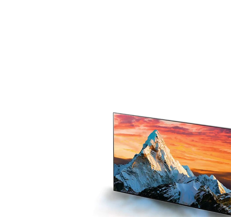 Un écran de téléviseur montrant une montagne avec un couché de soleil orange imposant sa lumière et augmentant la clarté des détails à l'écran (lire la vidéo).