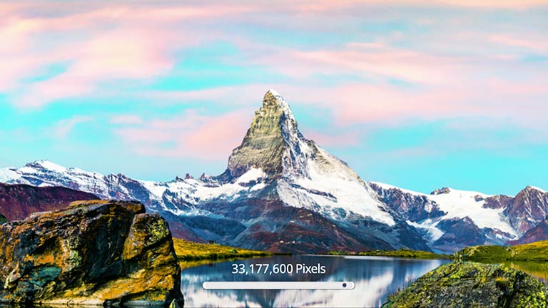 Une scène de montagne montrant l'amélioration de la qualité de l'image générée par l'augmentation du nombre de pixels pour atteindre un nombre total de  33 177 600 pixels en résolution 8K (lire la vidéo).