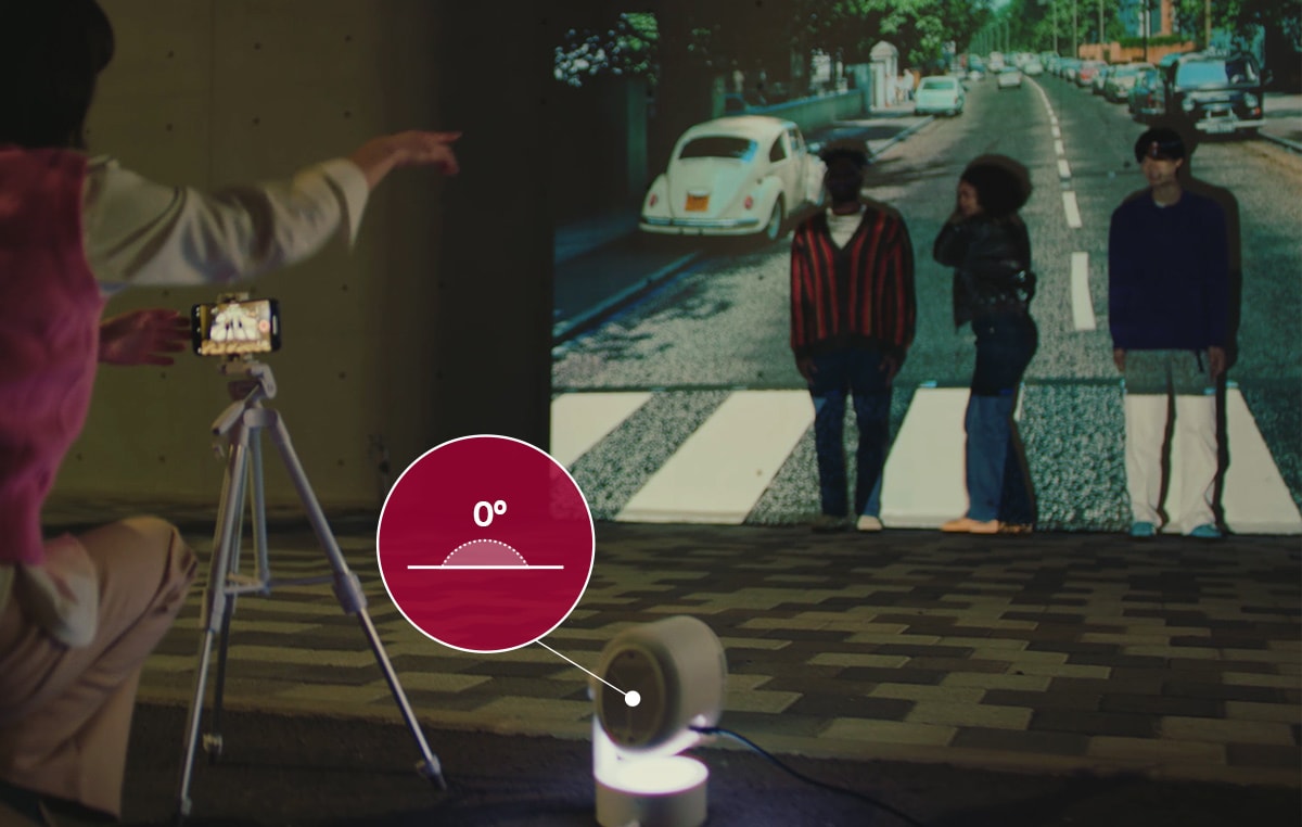 Projecteur LG CineBeam : scène de projection à 0 degrés.