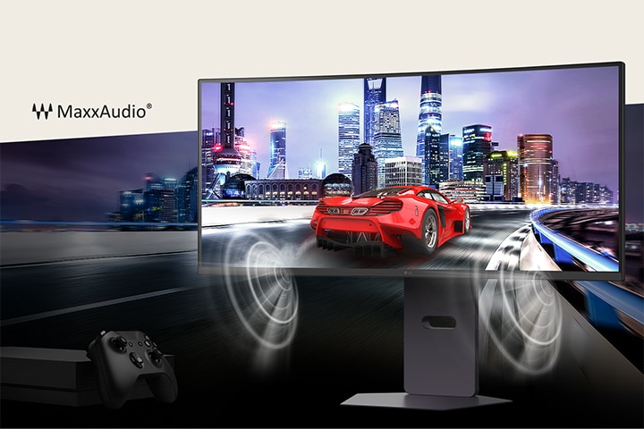 Une voiture de course rouge accélère le long de la route avec en toile de fond une ville bordée de magnifiques bâtiments hauts, avec un moniteur UltraGear devant et une manette de jeu en bas à gauche. Le son est exprimé dynamiquement via les haut-parleurs MaxxAudio des deux côtés du moniteur.