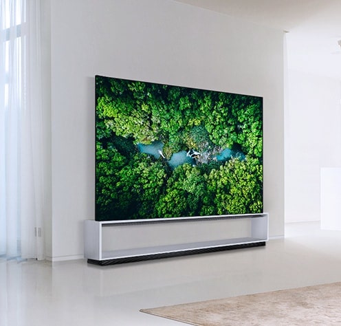 LG SIGNATURE OLED 8K est placé dans le salon de style minimaliste.