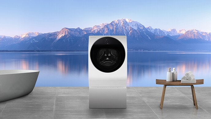 LG SIGNATURE Lave-linge et baignoire sont installés dans la buanderie avec vue sur la montagne et la rivière à la fois au-delà de la fenêtre.