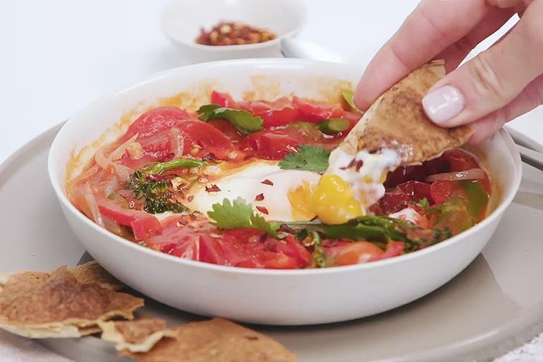 Bol de chakchouka pour le petit déjeuner