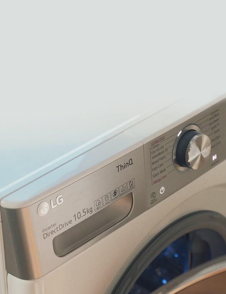 Femme utilisant le lave-linge pour prendre soin de ses vêtements.