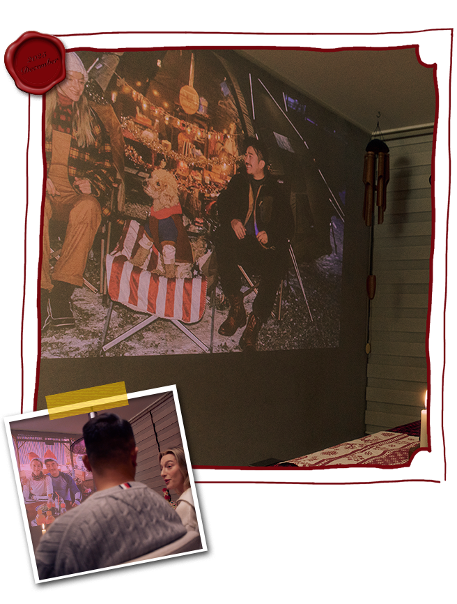 Couple regardant des souvenirs partagés avec un projecteur LG CineBeam	