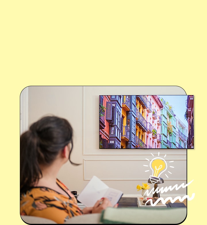 Image d'une femme tenant un cahier regardant la télévision	