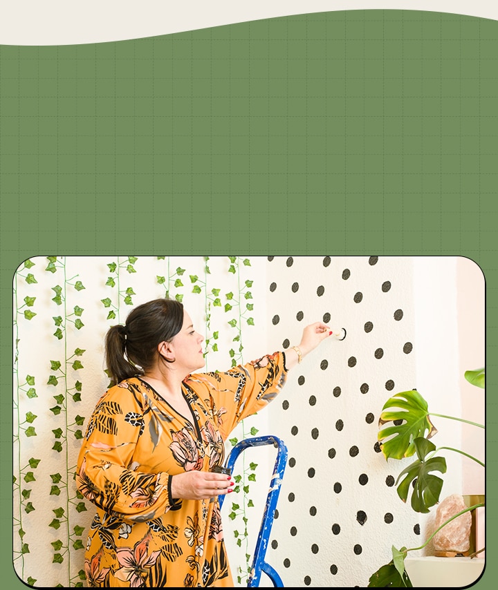 C'est l'image d'une femme décorant un mur.	