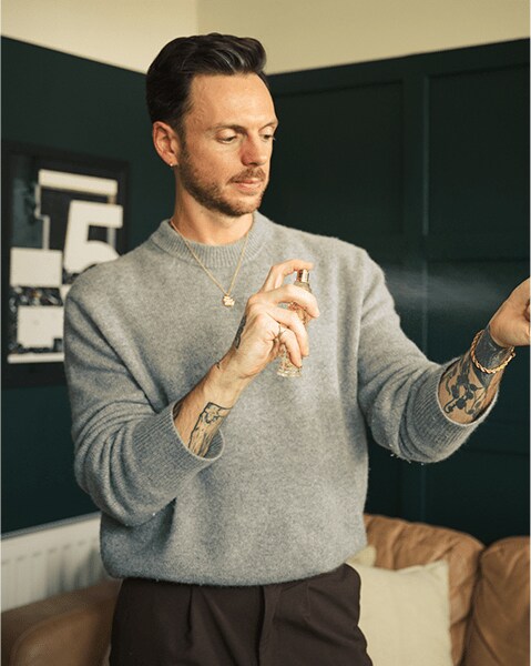 Nick pulvérise du parfum
