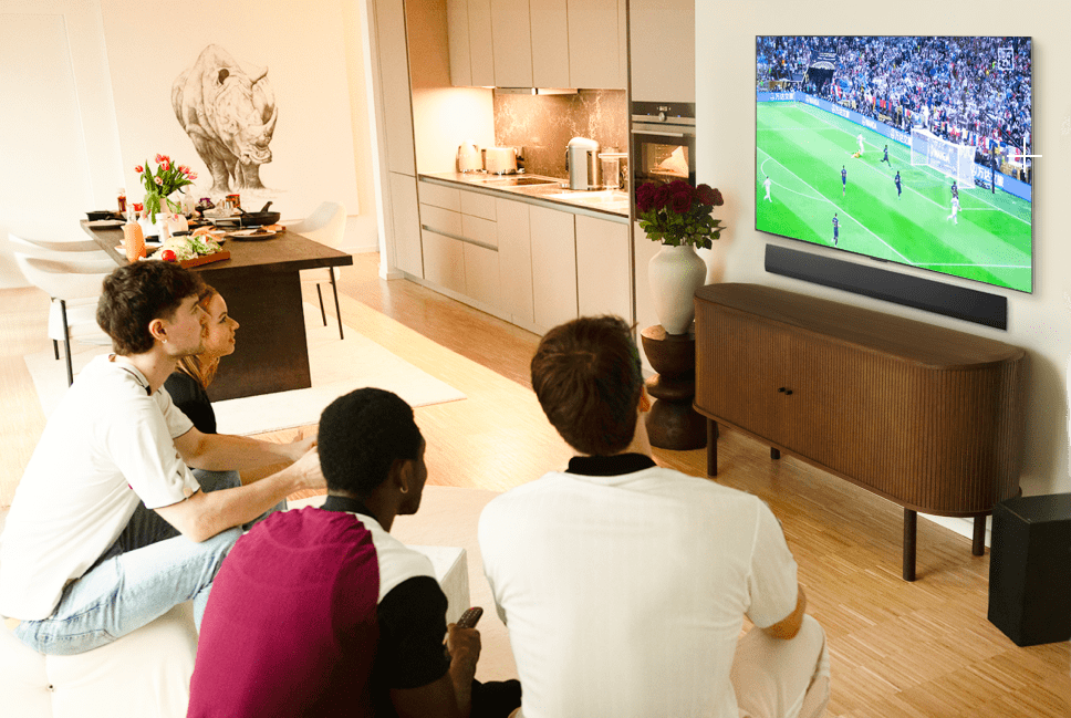 Janis Danner regarde un match de foot avec ses amis sur sa TV LG OLED G4.