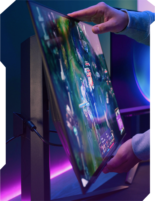 Ajustement d'un moniteur de jeu en jouant.