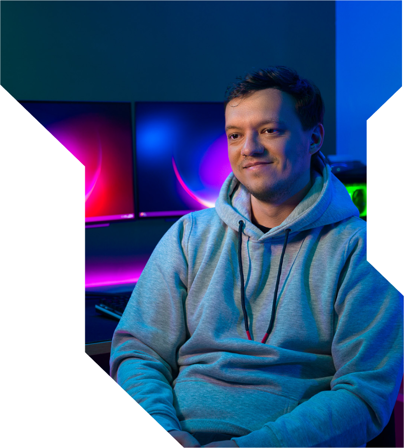 Éditeur spécial Stefan Matysiak avec deux moniteurs en arrière-plan.