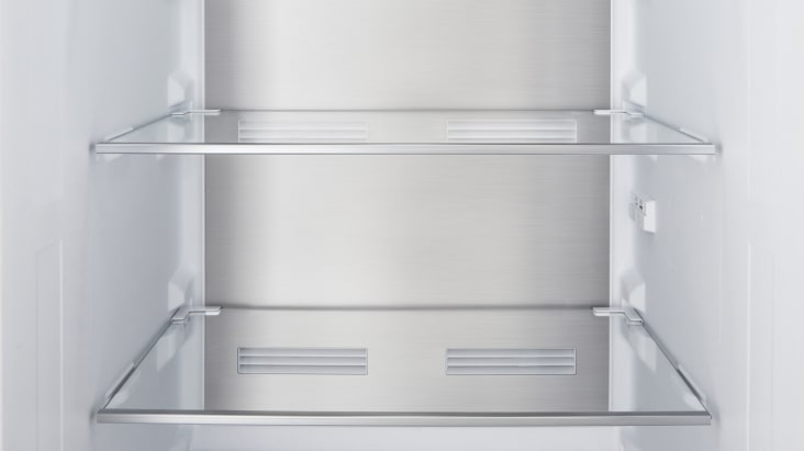 Vue rapprochée de la finition Metal qui se trouve à l'intérieur du réfrigérateur combiné encastré de LG.