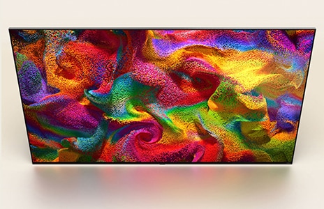 Vue aérienne inclinée d’un téléviseur LG QNED avec une œuvre d’art abstraite et colorée à l’écran.