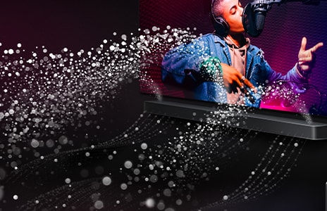 Téléviseur LG et LG Soundbar dans une pièce sombre diffusant un spectacle musical. Gouttelettes blanches représentant des ondes sonores, orientées vers le haut et l’avant depuis la barre de son.