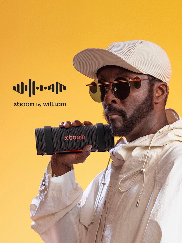 will.i.am en tenue blanche tenant la xboom Grab.